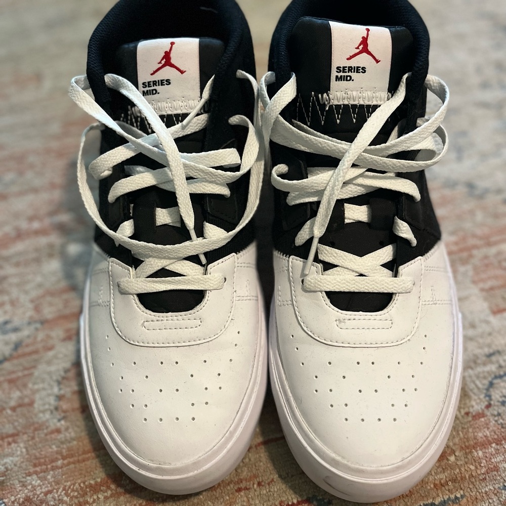 Men's US 10.5 Nike Jordan series Mid black and white